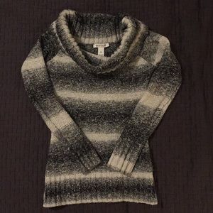 White House Black Market sweter